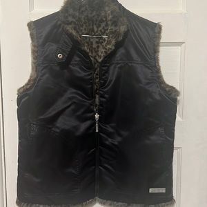 𝅺GUESS reversible vest: faux fur leopard + black 🤩 soo cool! Size S/M